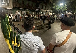 Plantá del roble en la noche de San Pedro, el pasado junio, cuando se cantan les sampedraes.