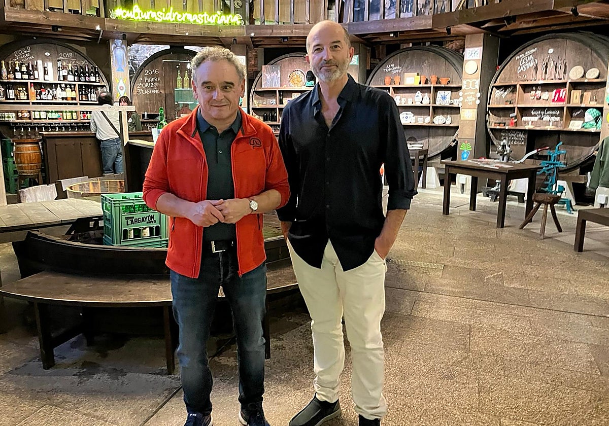 El alcalde de Nava, Juan Cañal, y el director del museo, Juan Stové, tras la reunión del patronato.