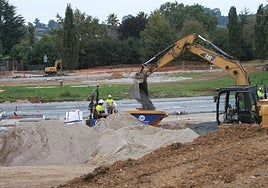 Obras de urbanización en la parcela de la Universidad Europea, en Gijón.