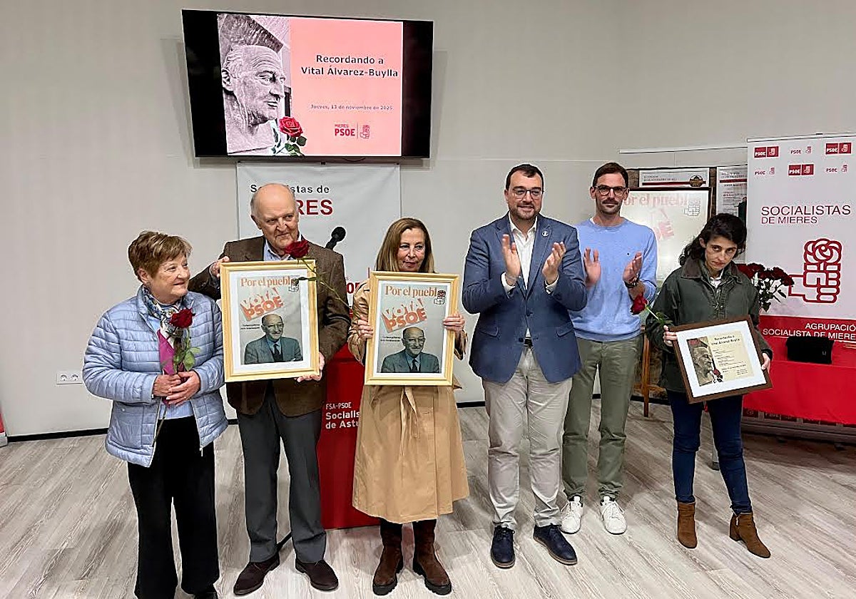Adrián Barbón junto familiares de Vital Álvarez-Buylla en el homenaje que se le hizo en Mieres
