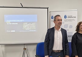 El consejero de Vivienda, Ovidio Zapico, y la directora general de Urbanismo, Laura López, durante su comparecencia del miércoles en el edificio administrativo de Poniente para presentar el estudio del mercado de suelo y vivienda en Gijón elaborado por el equipo del Indurot de la Universidad de Oviedo.