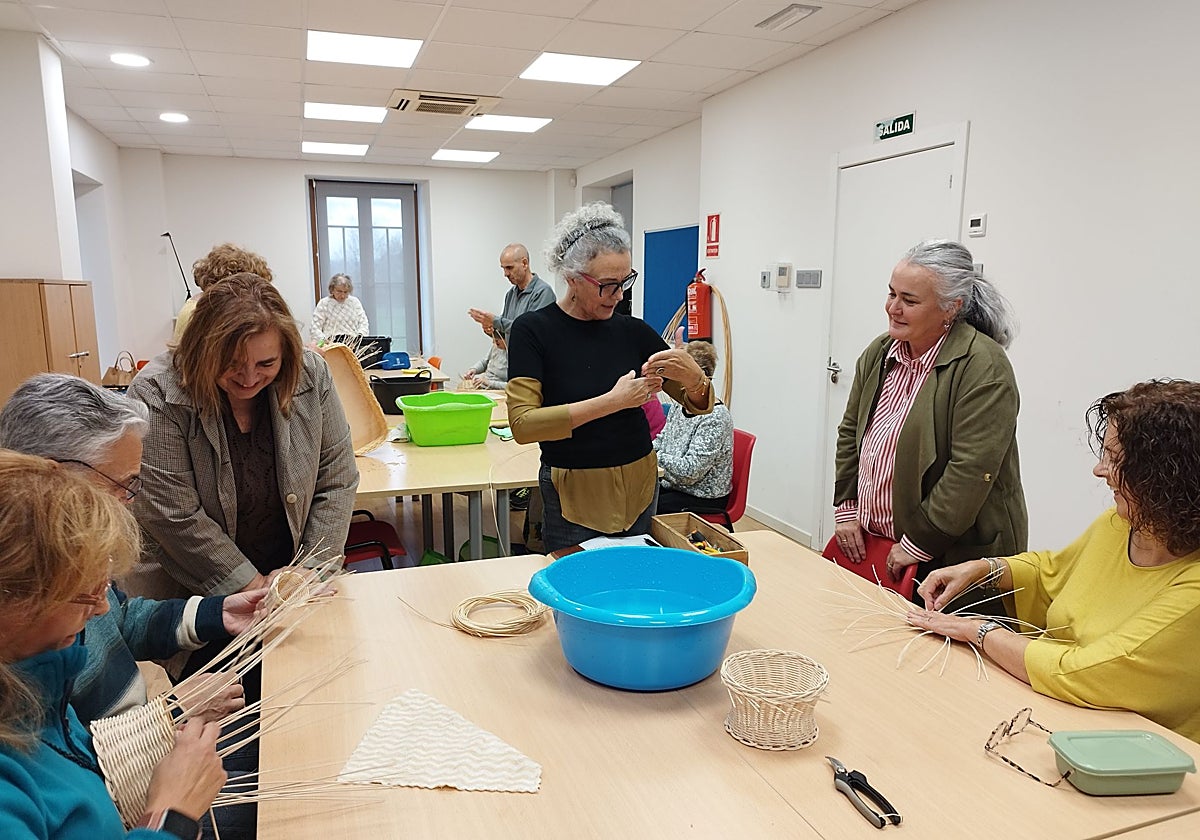 La alcaldesa de Llanera, a la derecha, visita uno de los talleres del programa.