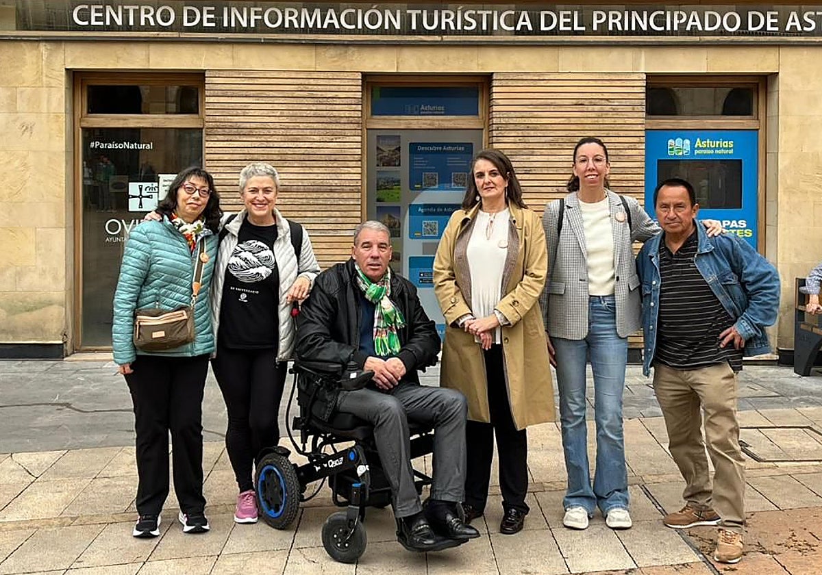 La concejala María Velasco, cuarta por la izquierda, con miembros de Asempa.