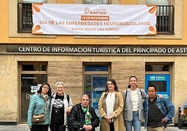 La concejala María Velasco, cuarta por la izquierda, con miembros de Asempa.