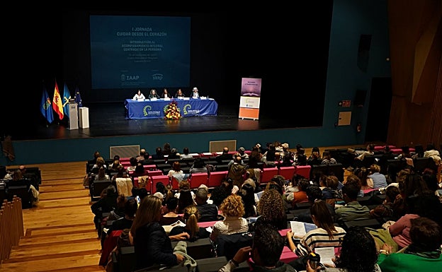Público asistente en Lugones a la jornada participativa.