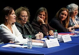 María Jose Fernández, concejala de Políticas Sociales; Begoña Huergo, directora del Instituto Adolfo Posada; la vicepresidenta del Gobierno regional, Gimena Llamedo; Nerea Monroy, gerente del ERA, y la ponente Lourdes Bermejo.