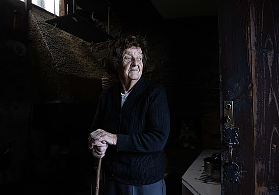 Pacita González, en una de las estancias de su casa.