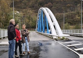 La alcaldesa de Lena, Gemma Álvarez, el teniente de alcalde, Roberto Campomanes, y el ingeniero municipal, Carlos Paulín), junto al remozado puente de La Llera.