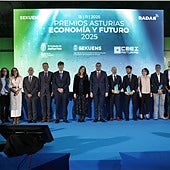 Los galardonados con los premios Asturias, Economía y Futuro, junto a las autoridades, en la gala celebrada en Oviedo.