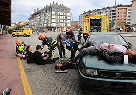 Los primeros en llegar al simulacro fueron los bomberos y la Policía Local y Nacional.