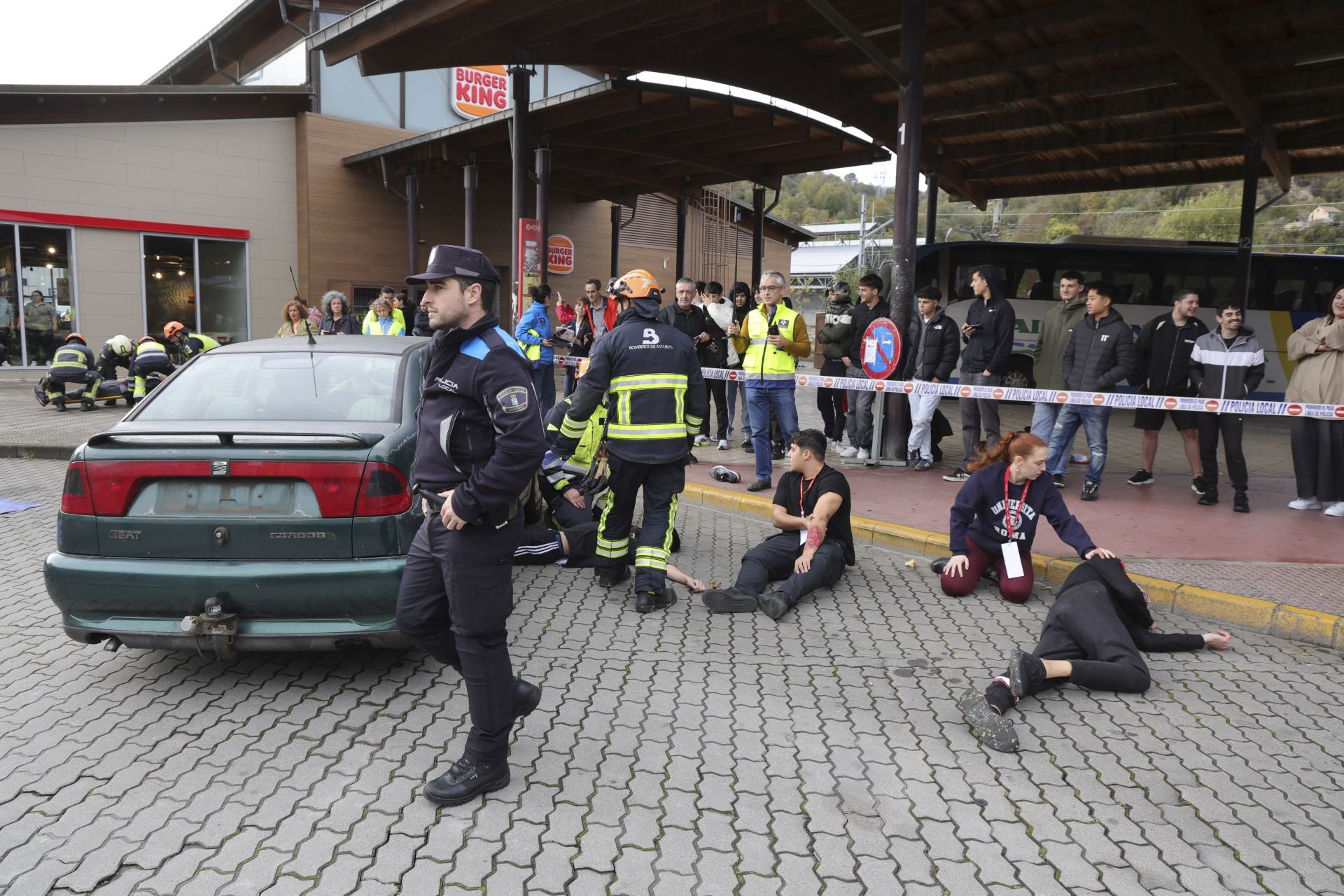 Espectacular simulacro de accidente con víctimas en Langreo