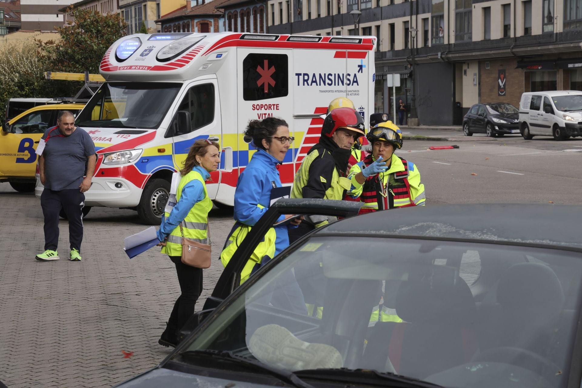 Espectacular simulacro de accidente con víctimas en Langreo
