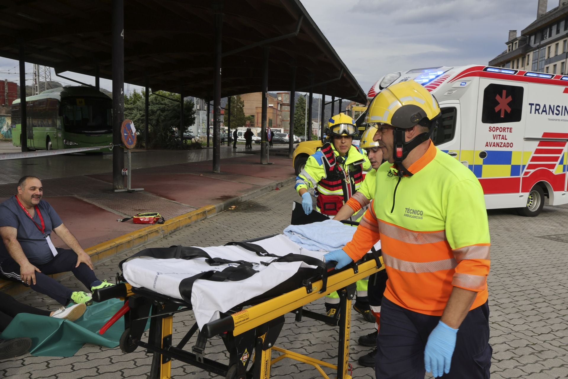 Espectacular simulacro de accidente con víctimas en Langreo