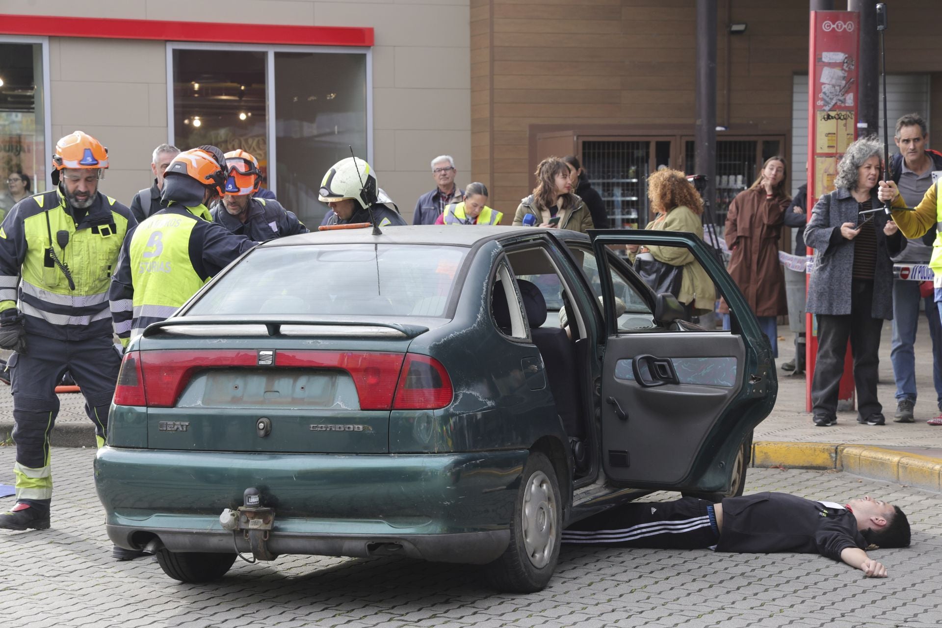 Espectacular simulacro de accidente con víctimas en Langreo