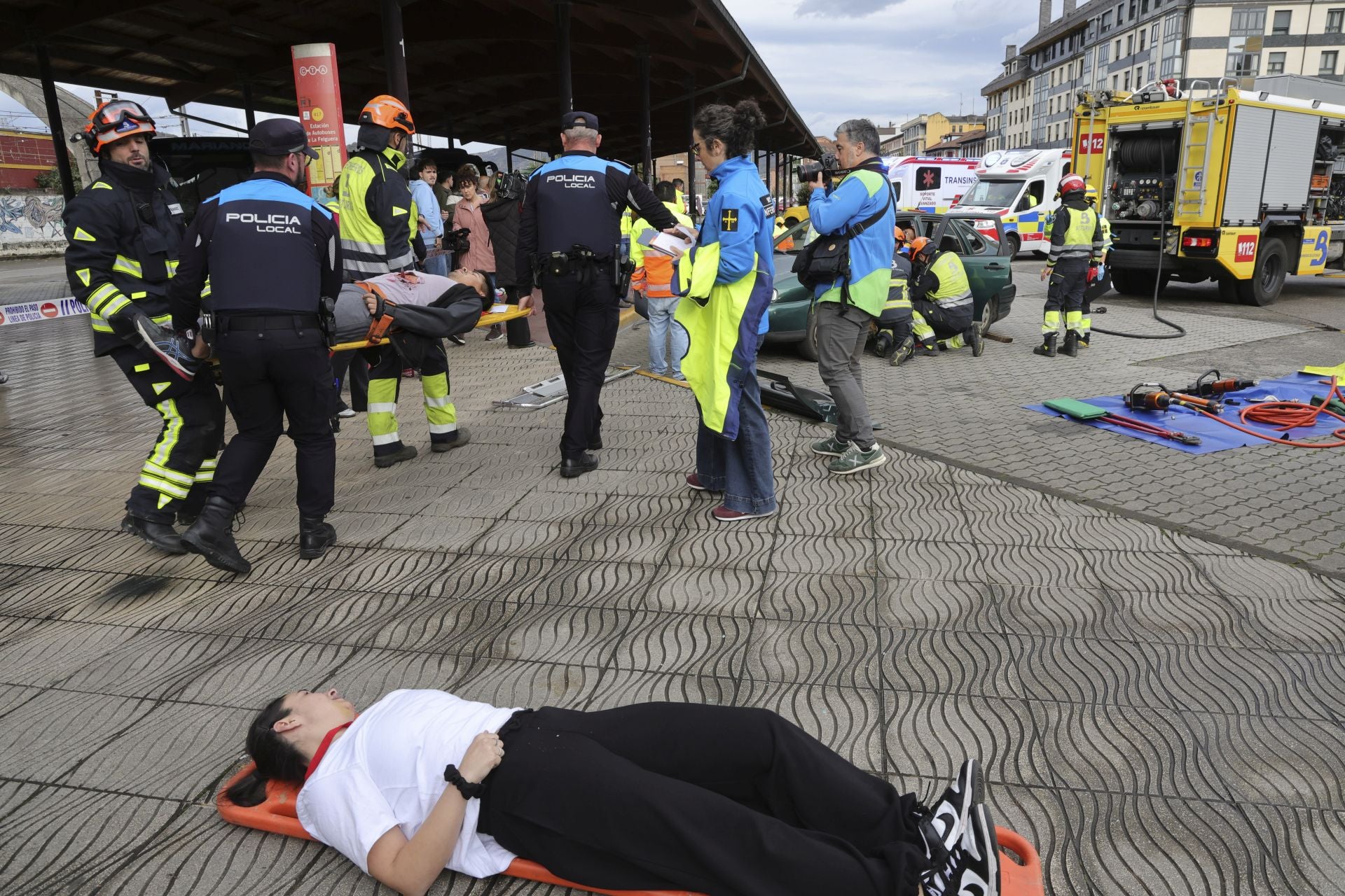 Espectacular simulacro de accidente con víctimas en Langreo