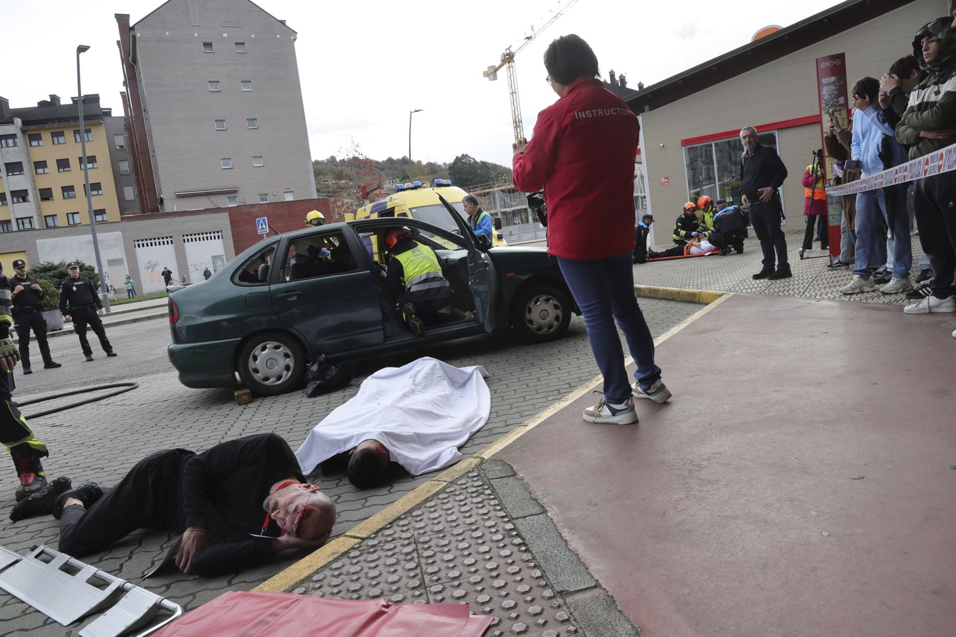 Espectacular simulacro de accidente con víctimas en Langreo