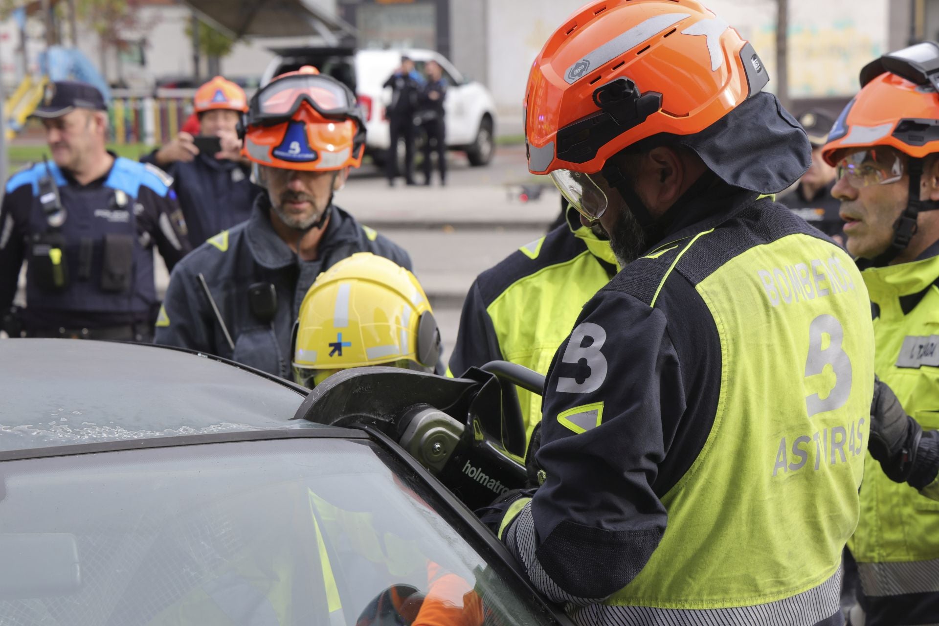 Espectacular simulacro de accidente con víctimas en Langreo