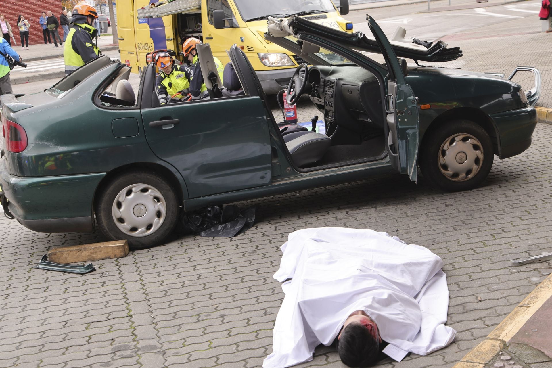 Espectacular simulacro de accidente con víctimas en Langreo