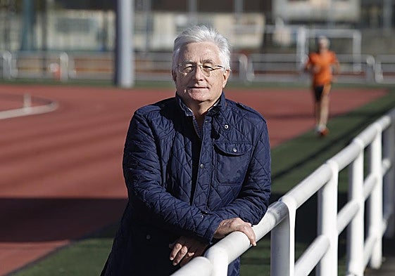 Simón Iglesias, en la pista de la Universidad de Oviedo.