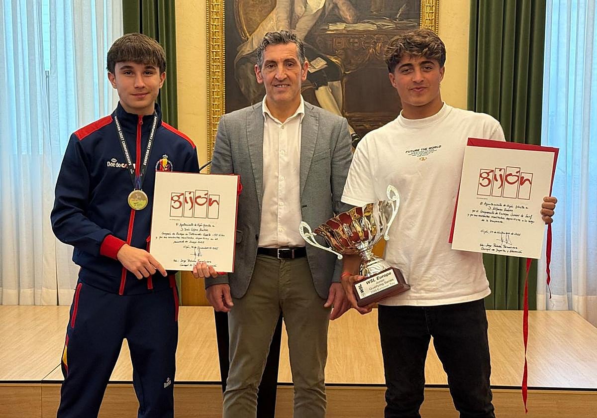 Iván López, con su medalla, y Alfonso Suárez, con la copa, escoltan al concejal de Deportes, Jorge Pañeda.