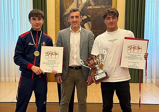 Iván López, con su medalla, y Alfonso Suárez, con la copa, escoltan al concejal de Deportes, Jorge Pañeda.