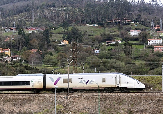 Un AVE circulando por Asturias.