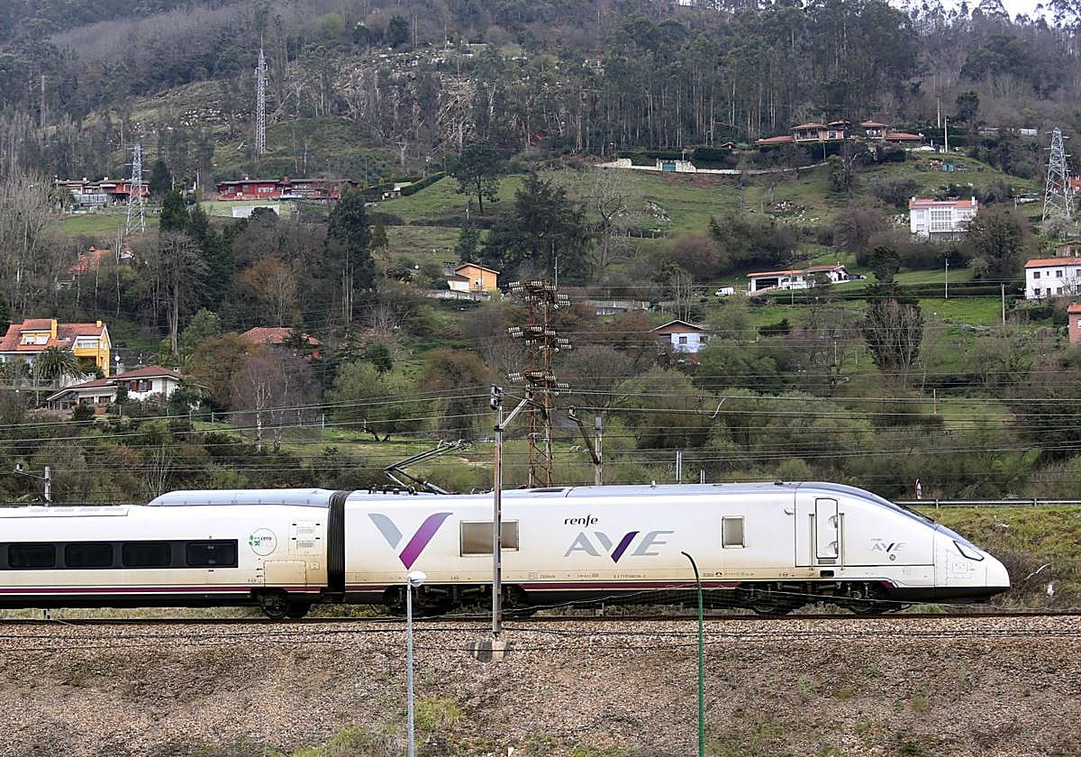 Un AVE circulando por Asturias.