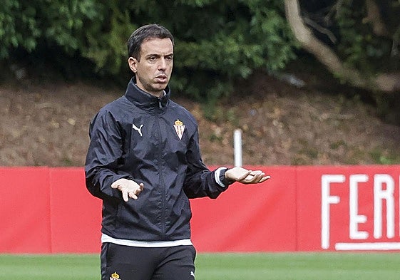 Borja Jiménez dirige un entrenamiento del Sporting de Gijón.