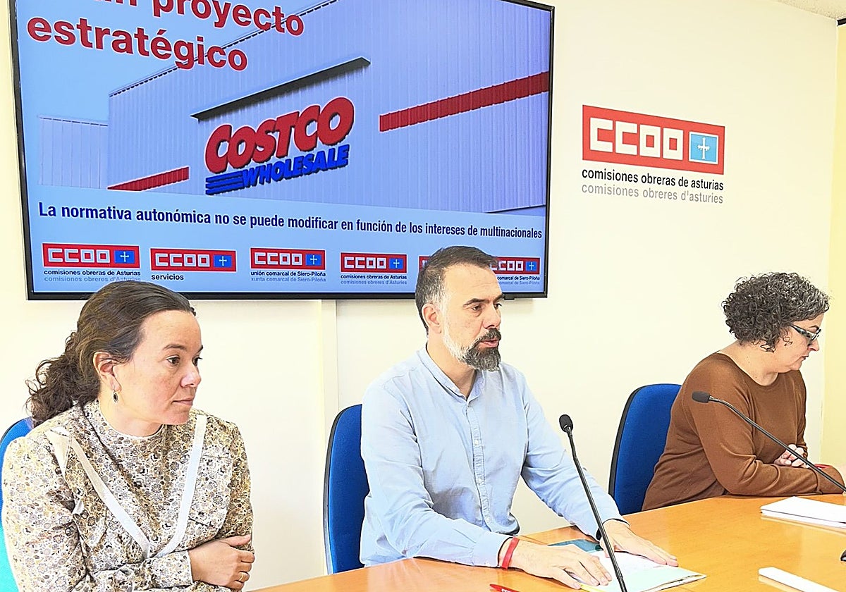 Bibiana Martínez, secretaria comarcal de Siero-Piloña; José Manuel Zapico, secretario general de CC OO Asturias, y Olga Ruíz, responsable de la federación de Servicios.