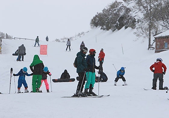 Esquiadores en Fuentes de Invierno.