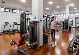 Gimnasio de Marina Civil a cuyos vestuarios irá una parte de la inversión obtenida por la venta de la parcela.
