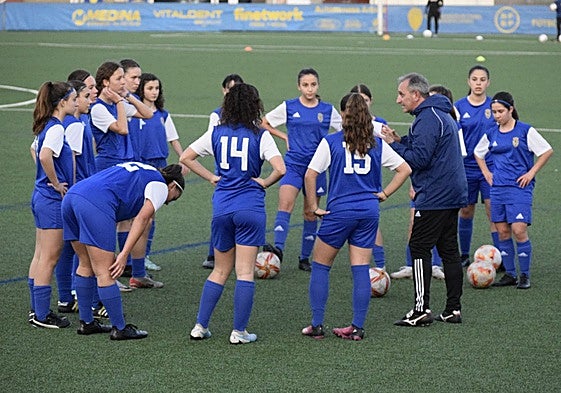 Javi Gómez, en una imagen reciente con la selección asturiana sub-16 femenina.