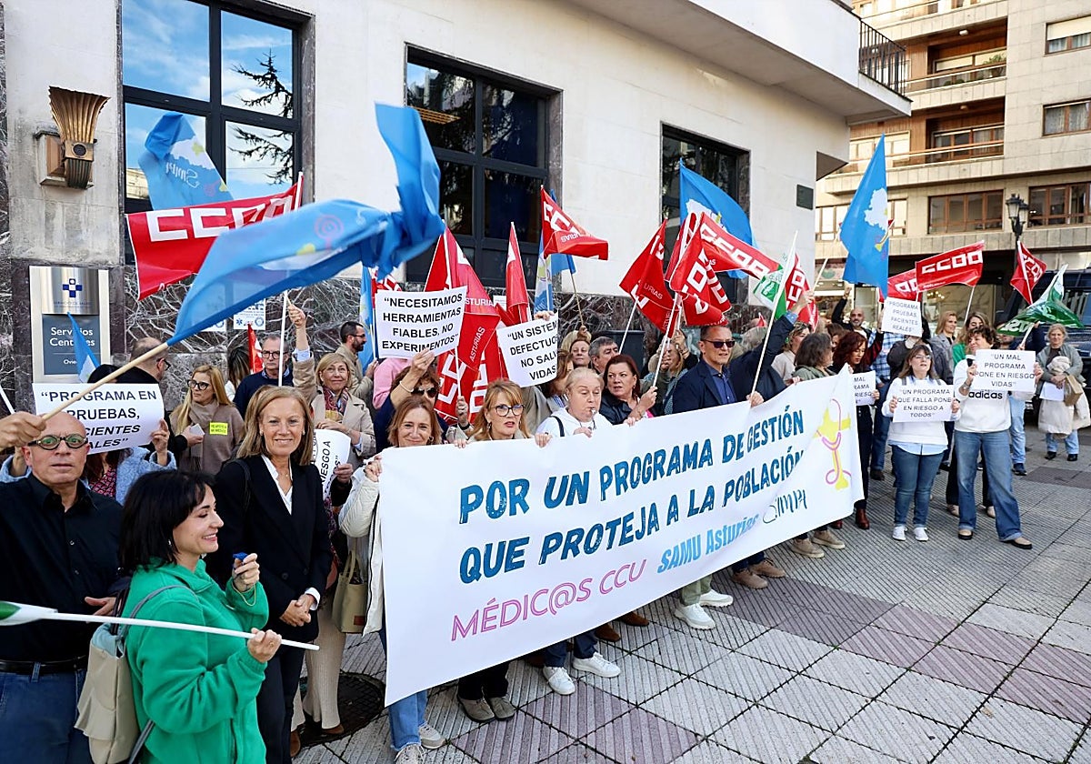 Operadores y personal sanitario del SAMU, en la manifestación de este viernes.