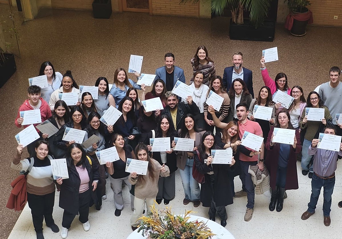 El alumnado posa con sus diplomas junto a los directores del CIFP, la Facultad Jovellanos y Visita Gijón y la concejala de Economía, Empleo, Turismo e Innovación, Ángela Pumariega.