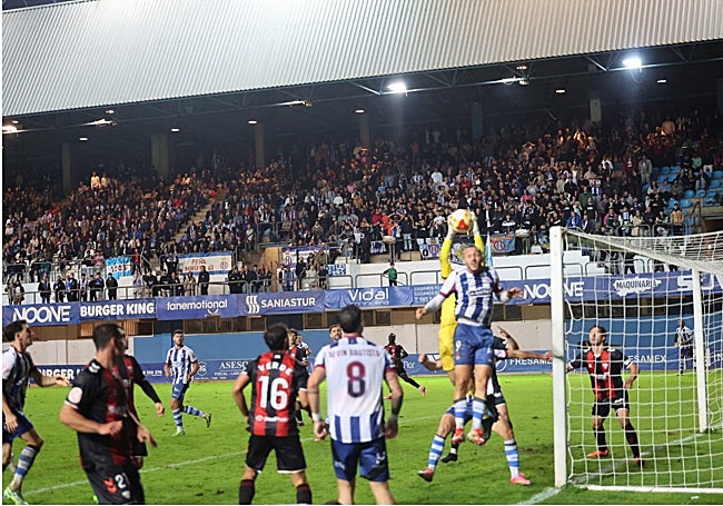 Santamaría intenta un remate de cabeza en la recta final del partido.
