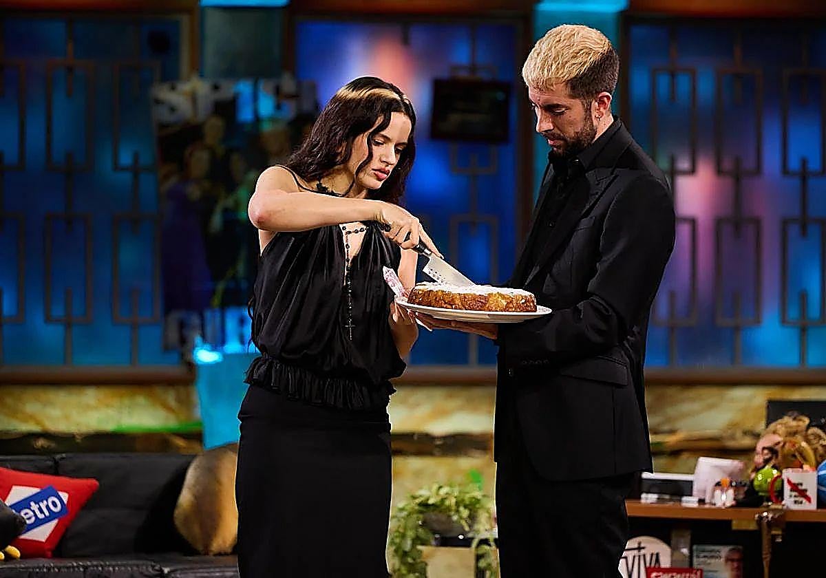 Rosalía trocea el bizcocho de aceite con la ayuda de David Broncano.