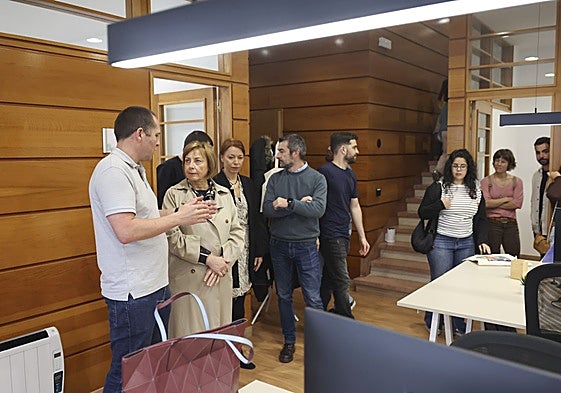 Pablo Martínez Pedreira comenta a Mariví Monteserín los detalles de las nuevas oficinas.