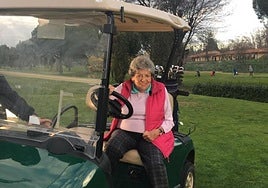 Machi Felgueroso, subida en un buggy de golf en el Club Puerta de Hierro de Madrid.