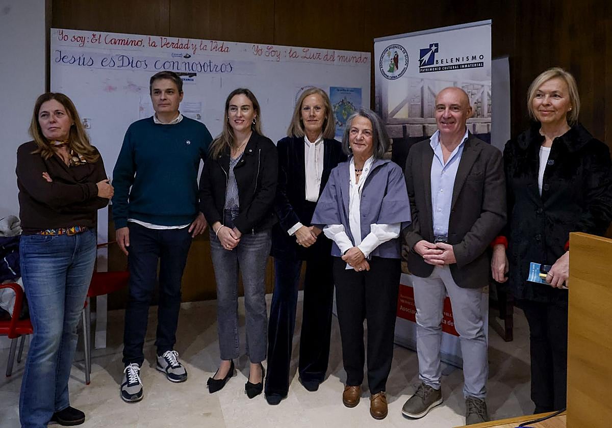 Ana Belén Murias, concejala socialista; Pedro de Rueda, diputado del PP; Cristina Villanueva, directora general de Atención a la Ciudadanía; Pilar Fernández Pardo, diputada del PP; Elvira Suárez, presidenta belenista; Abel Junquera, edil de Atención a la Ciudadanía, y Sara Álvarez Rouco, concejala de Vox, este sábado, en la presentación del programa navideño en la casa parroquial de San Pedro.