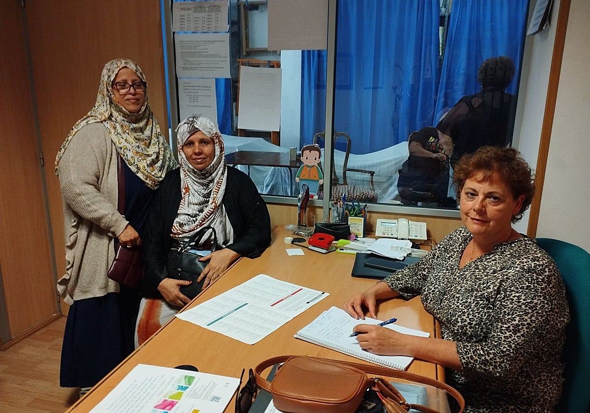 Elvira García, a la derecha, junto a dos usuarias de la asociación.