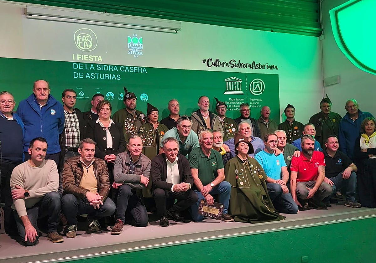 Junta directiva y representantes de las asociaciones que componen la Federación Asturiana de Sidra Casera, organizadora de su primera fiesta oficial en el Museo de la Sidra de Nava