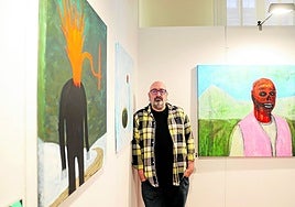 Pablo I. Prada, junto a sus obras en la plaza de Trascorrales.