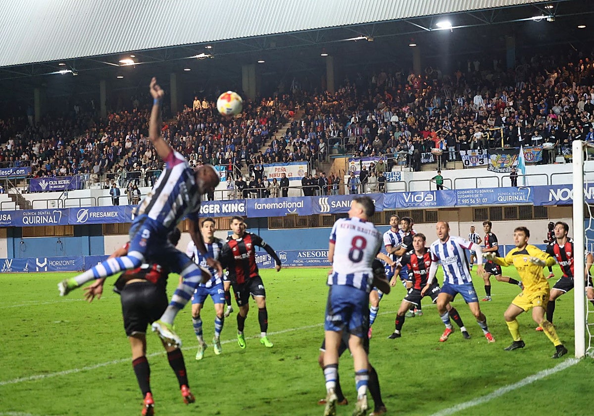 Ocasión del Real Avilés en la recta final del partido, con la grada de José Cueto al fondo llena de público.
