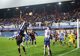 Ocasión del Real Avilés en la recta final del partido, con la grada de José Cueto al fondo llena de público.