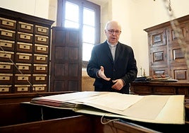 Juan José Tuñón muestra pergaminos del Archivo Catedralicio.