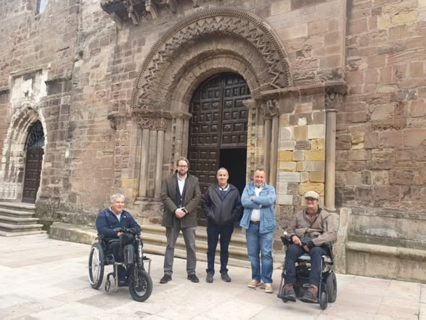 Miembros de la asociación con los concejales y el párroco.