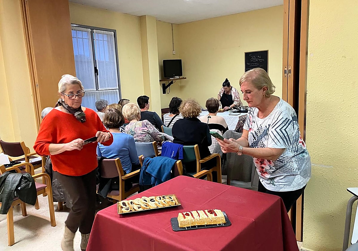 Un taller de cocina del programa Siero Acompaña.