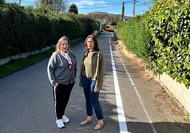 Las ediles Sonia Lago y Patricia Antuña, en la zona de Naón, en Viella.