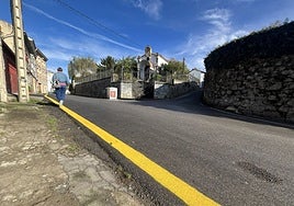 La calle Santa Ana de Pola de Siero, con la capilla al fondo.