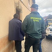 'Tomasín' acompañado de la Guardia Civil a la puerta del bar-tienda de Obona, en Tineo.